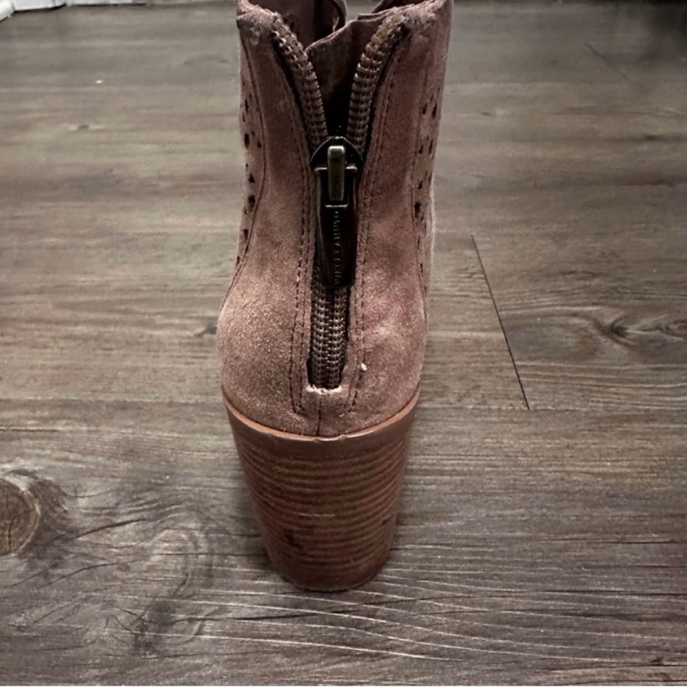 🌻 Tan VINCE CAMUTO Trevan Cutout Lace Up Peep Toe
Ankle Booties - Size 7.5 - Picture 10 of 13